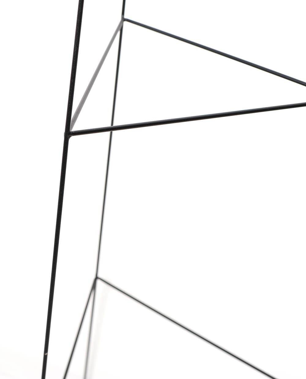 Triangular obelisk large black skandi design